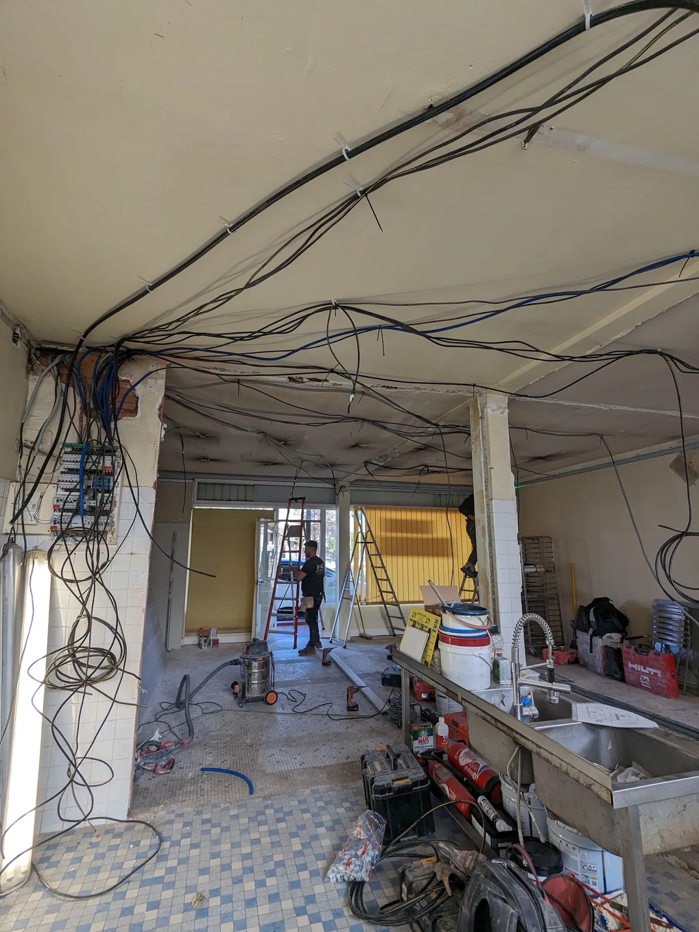 Installation électrique et câblage dans une pièce en rénovation