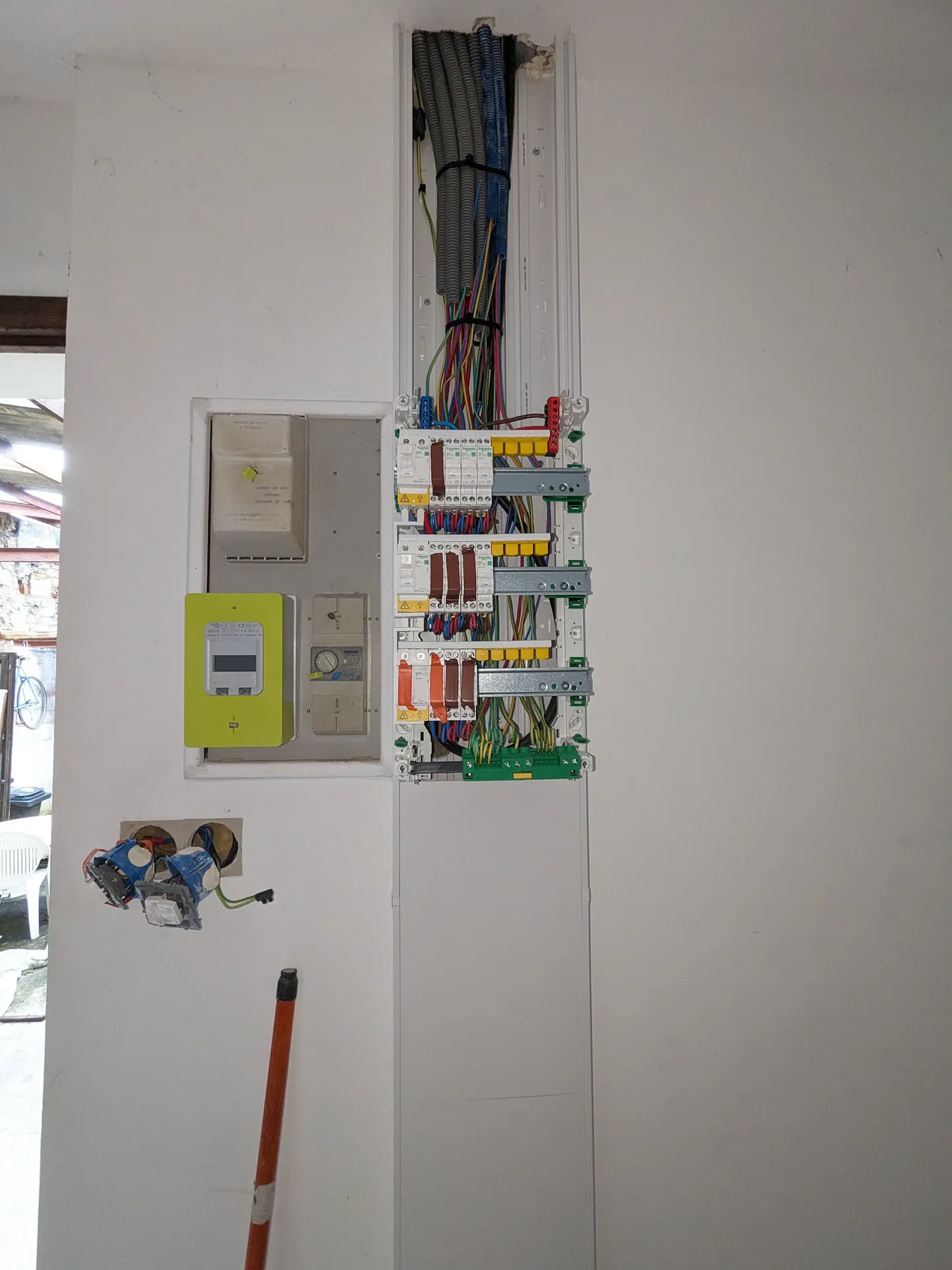 Tableau électrique avec modules de protection installés dans un logement